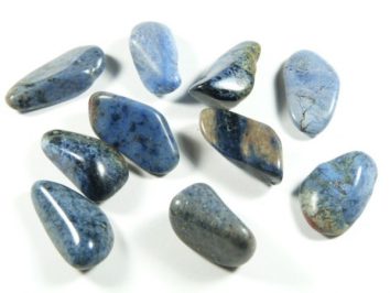 Dziesięć wypolerowanych, niebieskich kamieni leży na białym tle.