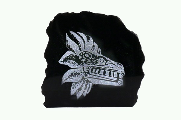 Czarny kamień z wygrawerowanym azteckim symbolem przedstawiającym głowę ptaka.