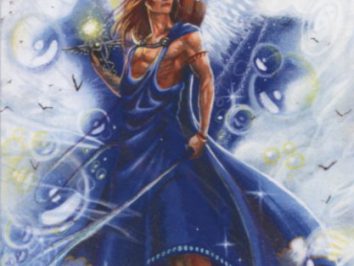 Anioł z białymi skrzydłami i świetlistą kulą w dłoni, ubrany w niebieską szatę, stoi wśród chmur.