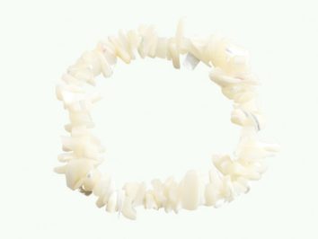 Bransoletka z białych, nieregularnych kamieni na elastycznej gumce, na jasnym tle.