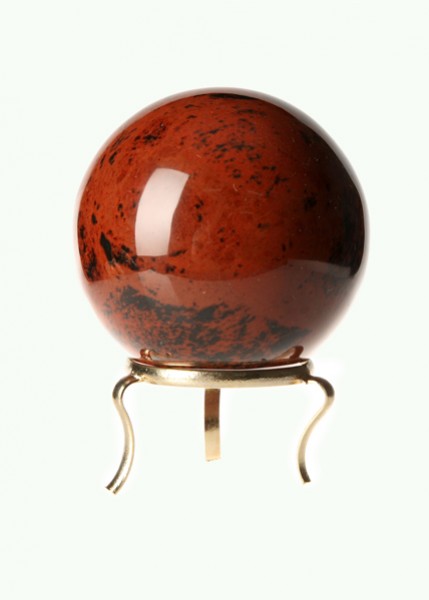 Czerwona kula z czarnego jaspisu na metalowym stojaku na białym tle.