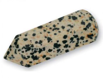 Jaspis dalmatyńczyk/ dalmatyński szlifowany w kształcie różdżki. Polerowany kamień dalmatyńczyk w kształcie stożka, kremowy z czarnymi plamkami.