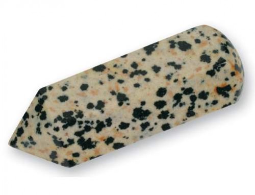 Jaspis dalmatyńczyk/ dalmatyński szlifowany w kształcie różdżki. Polerowany kamień dalmatyńczyk w kształcie stożka, kremowy z czarnymi plamkami.