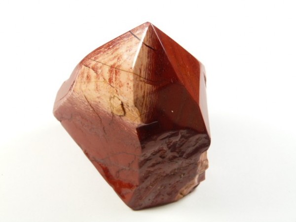 Czerwony kryształ jaspisu na białym tle.