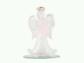Szklana figurka anioła z różową wstążką na piersi, stojąca na okrągłej podstawce.