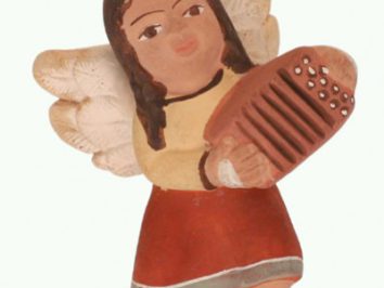 Figurka anioła z brązowymi włosami, trzymającego instrument muzyczny, ubrana w czerwoną spódnicę.