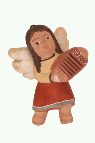 Figurka anioła z brązowymi włosami, trzymającego instrument muzyczny, ubrana w czerwoną spódnicę.