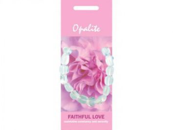 Bransoletka z opalitu na tle różowego kwiatu, opakowanie z napisem „Faithful Love”.