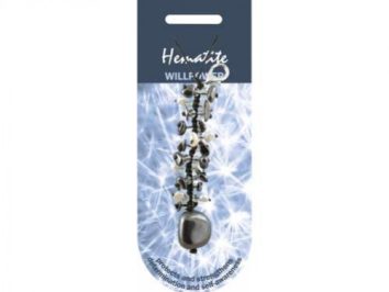 Naszyjnik z hematytu na tle grafiki z napisem, służący do ochrony i zwiększenia pewności siebie.