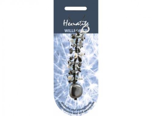 Naszyjnik z hematytu na tle grafiki z napisem, służący do ochrony i zwiększenia pewności siebie.