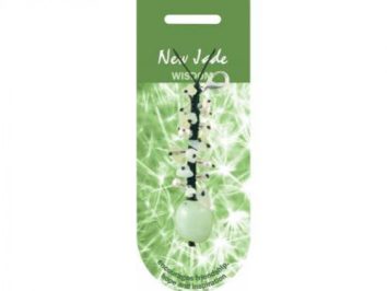Naszyjnik z jadeitem na zielonym tle, opakowanie z napisem "New Jade Wisdom".