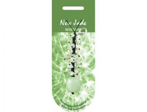 Naszyjnik z jadeitem na zielonym tle, opakowanie z napisem "New Jade Wisdom".