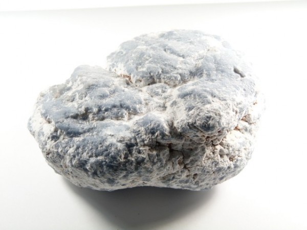 Szara bryła kredy na białym tle.