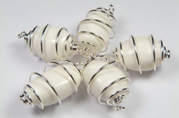 Macica perłowa kamień szlifowany w spirali wisiorek na sznureczku. Cztery białe koraliki owinięte srebrnym drutem leżą na białym tle.