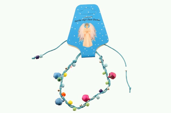 Bransoletka na sznurku z kolorowymi koralikami i zawieszkami, zapakowana na kartoniku z aniołem.
