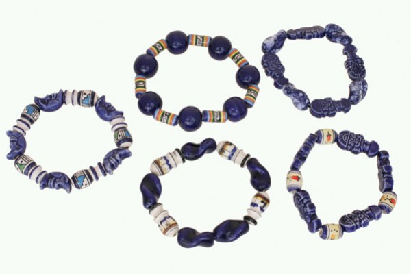 Pięć bransoletek z niebieskimi i białymi koralikami ułożonych na białym tle.