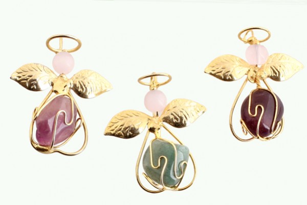 Trzy złote zawieszki w kształcie aniołków z kolorowymi kamieniami i skrzydełkami.