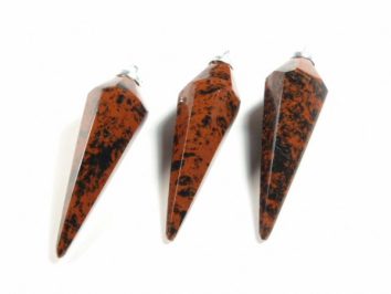 Trzy stożkowe wahadełka z czerwonego kamienia z czarnymi plamkami, ułożone obok siebie.