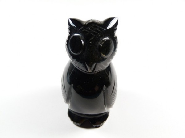 Czarna figurka sowy wykonana z kamienia na białym tle.