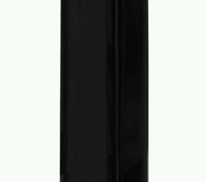 Czarny kryształowy obelisk o sześciokątnym przekroju na jasnym tle.