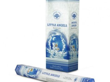 Niebieskie opakowanie kadzidełek „Little Angels” z grafiką aniołka na tle chmur.