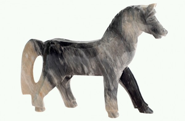Kamienna figurka konia stojącego na czterech nogach, widok z boku.