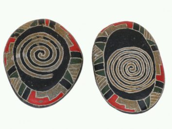 Dwa ozdobne kamienie z kolorowymi spiralnymi wzorami na jasnym tle.