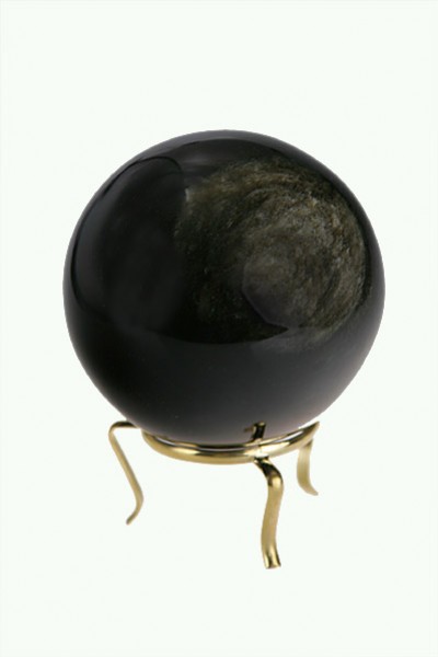Czarna kula do wróżenia ustawiona na złotym stojaku, na jasnym tle.