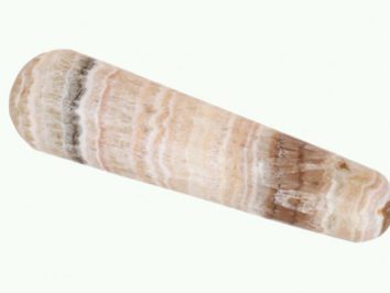 Stożkowy kamienny wałek do masażu na białym tle.