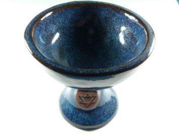 Niebieski ceramiczny kielich z gwiazdą Dawida na podstawie.