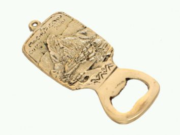 Otwieracz do butelek z wytłoczonym wizerunkiem Machu Picchu i napisem "Machu Picchu Cusco Peru".