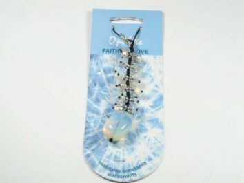 Wisiorek z opalem zawieszony na czarnej nitce, umieszczony na niebieskim kartoniku.