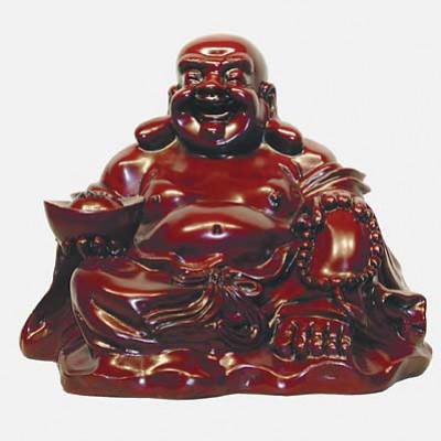 Czerwona figurka siedzącego Buddy z miseczką i koralikami w ręku.