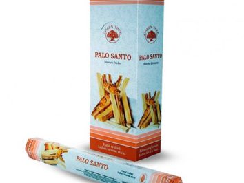 Opakowanie kadzidełek Palo Santo marki Green Tree, pudełko i tuba leżąca obok siebie.