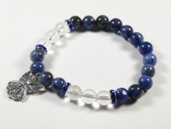 Bransoletka z niebieskich i przezroczystych koralików z zawieszką aniołka.