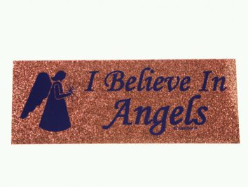 Brązowy napis „I Believe In Angels” z sylwetką anioła po lewej stronie.