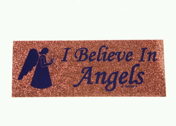 Brązowy napis „I Believe In Angels” z sylwetką anioła po lewej stronie.
