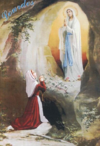 Kobieta modli się przed Matką Boską w grocie w Lourdes.