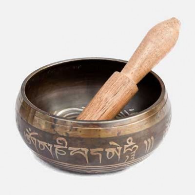 Miseczka tybetańska z drewnianym pałeczką, używana do medytacji i relaksacji.