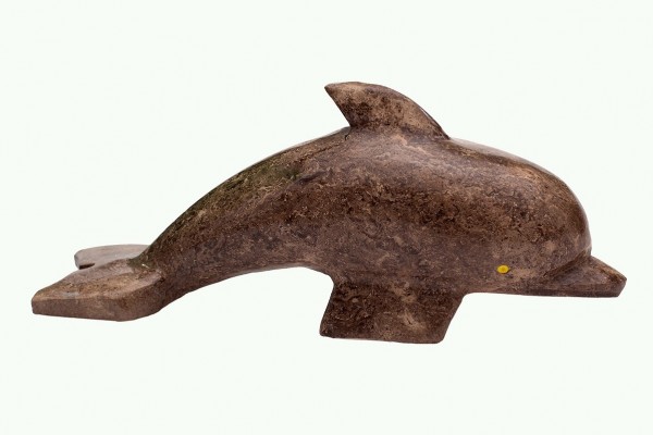 Kamienna figurka delfina na białym tle.