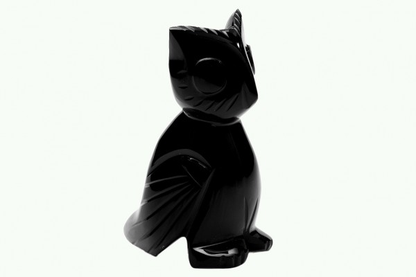 Czarna figurka sowy ustawiona na białym tle.