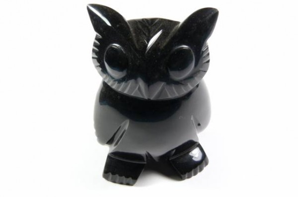 Czarna figurka sowy wykonana z kamienia, widok z przodu na białym tle.