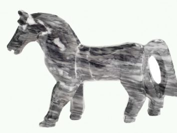 Szara figurka konia wykonana z marmuru, widoczna z boku na jasnym tle.