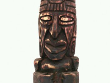 Drewniana figurka przedstawiająca stylizowaną ludzką postać z wyrazistą twarzą.