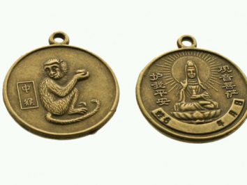 Dwie medaliony z wizerunkiem małpy i postaci buddyjskiej z chińskimi napisami.
