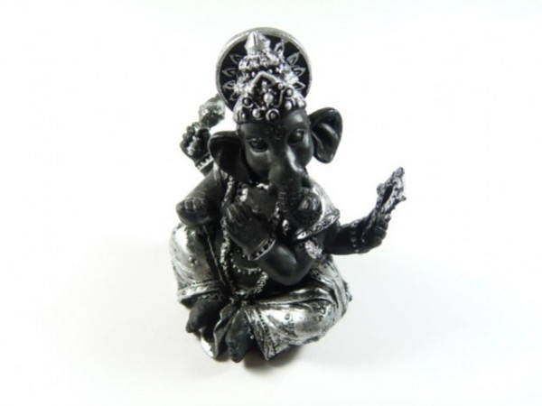 Czarna figurka Ganeszy w pozycji siedzącej, z uniesioną ręką w geście błogosławieństwa.
