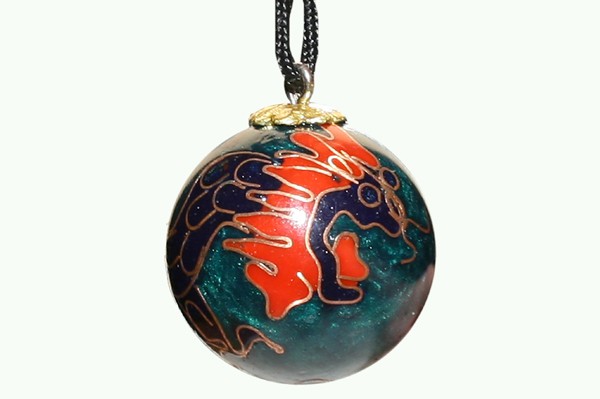 Wisior w kształcie kuli z malowanym smokiem w kolorach czerwonym i granatowym na zielonym tle.