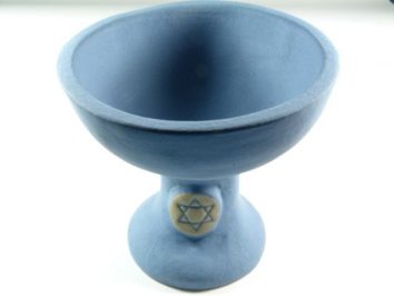 Niebieski ceramiczny kielich ze złotą gwiazdą Dawida na podstawie.