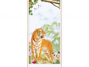 Tygrys stojący wśród kwiatów na tle gór i wschodzącego słońca, obok lecą dwa ptaki.