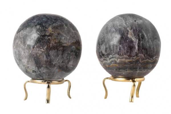 Dwie kulki z kamienia na złotych podstawkach na białym tle.